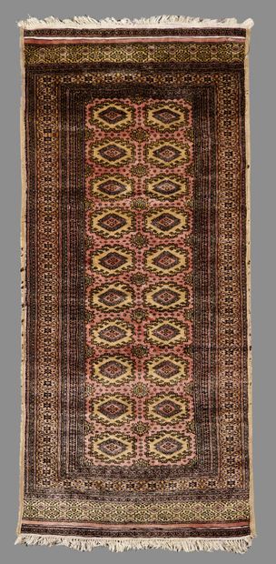 Tapis noué main en laine à décor de motifs...