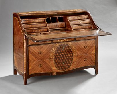 Commode scriban en bois de placage.

Elle...