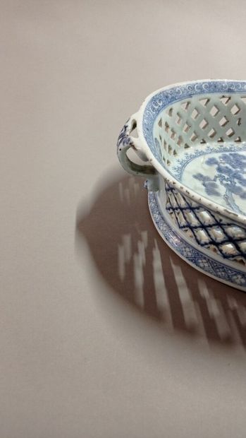 CHINE.

Bannette en porcelaine bleue et blanche.

Décor...