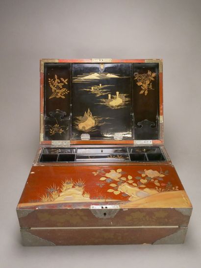 Coffret écritoire en laque à décor toute...