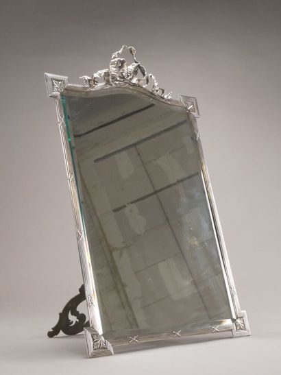 Miroir de table en bronze argenté.

La partie...