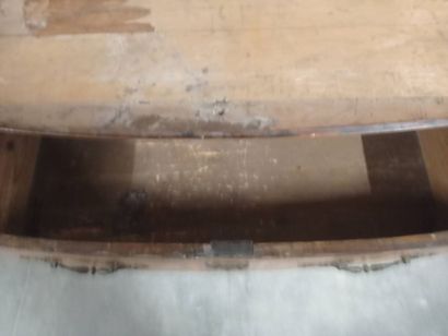 Commode à façade légèrement cintrée en bois...