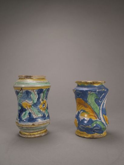 Deux albarels en faience polychrome.

L'un...