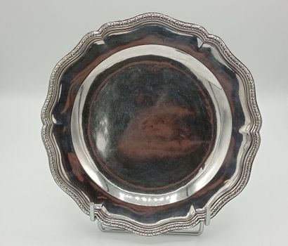 Plat ou assiette en argent bordé d'une frise...