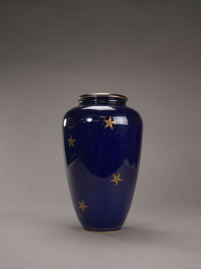 Sèvres, 1907.

Vase en porcelaine à décor...