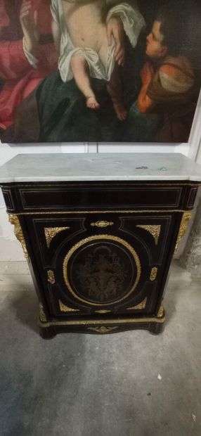 Meuble à hauteur d'appui en bois noirci.

Ouvre...