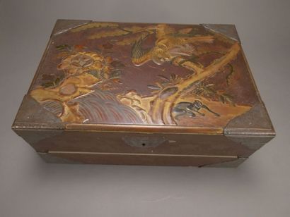 Coffret écritoire en laque à décor toute...