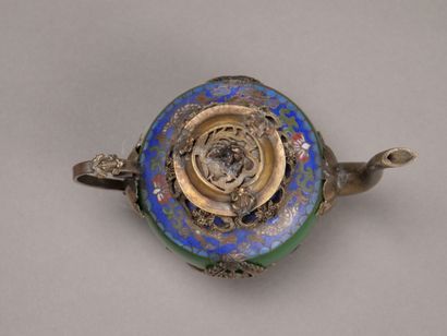 CHINE.

Petite théière en argent? et métal.

Le...