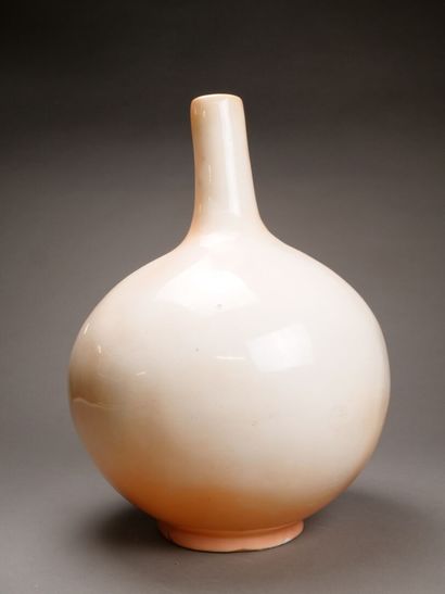 Vase boule à col étroit en céramique orangée.

H:...