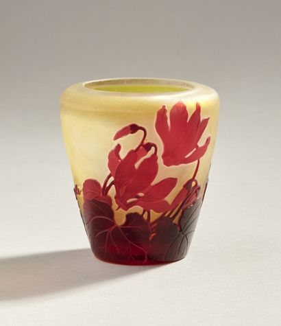 Émile GALLÉ (1846-1904).

Vase en verre nuancé...