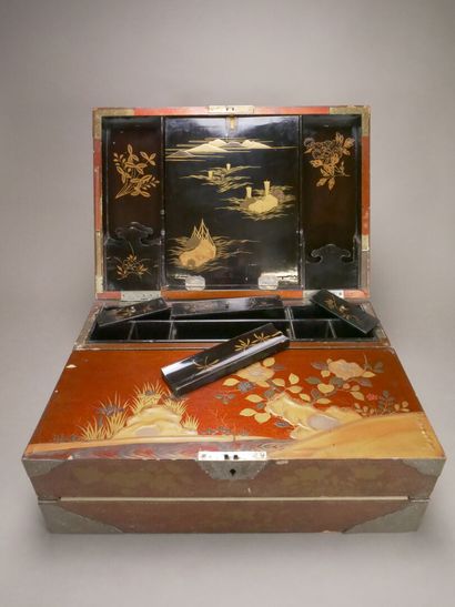 Coffret écritoire en laque à décor toute...