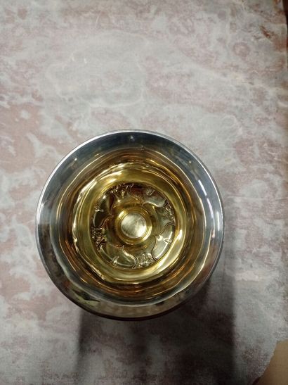 Curieux hanap maçonnique couvert en argent.

La...