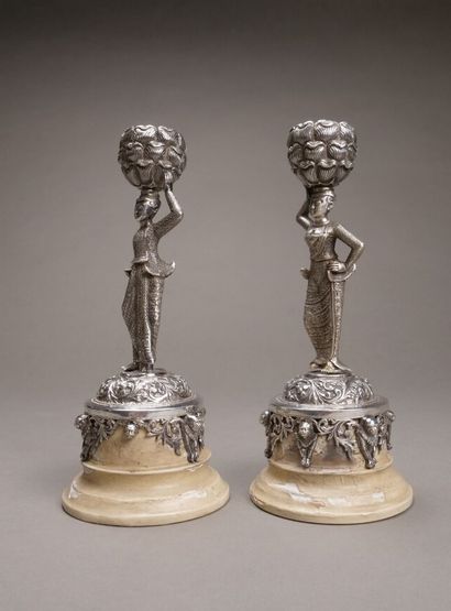 Paire de bougeoirs en bronze argenté et garnitures...