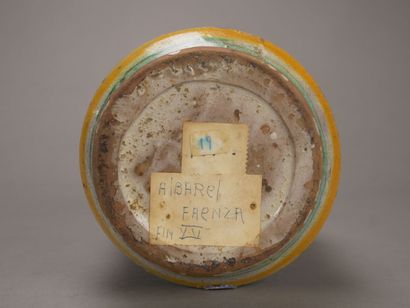 Albarel en faïence polychrome à décor de...