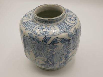 CHINE

Pot à gingembre en porcelaine bleue...