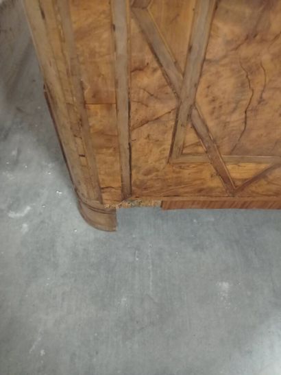 Commode à façade légèrement cintrée en bois...