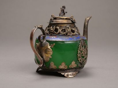 CHINE.

Petite théière en argent? et métal.

Le...
