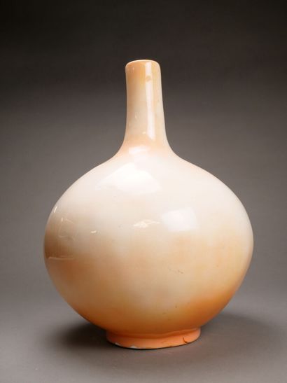 Vase boule à col étroit en céramique orangée.

H:...