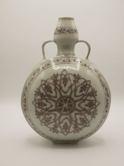 CHINE.

Gourde en porcelaine à décor manganèse...