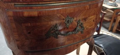 Commode demi-lune et d'entre-deux en placage...