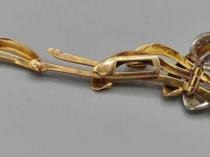 Collier draperie en or jaune 750°° semi articulé...