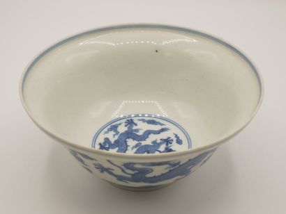 col évasé
CHINE.

Bol en porcelaine bleu-blanc,...