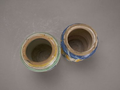 Deux albarels en faience polychrome.

L'un...