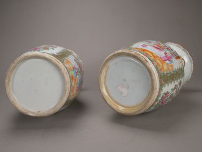 CANTON.

Paire de vases balustres en porcelaine...