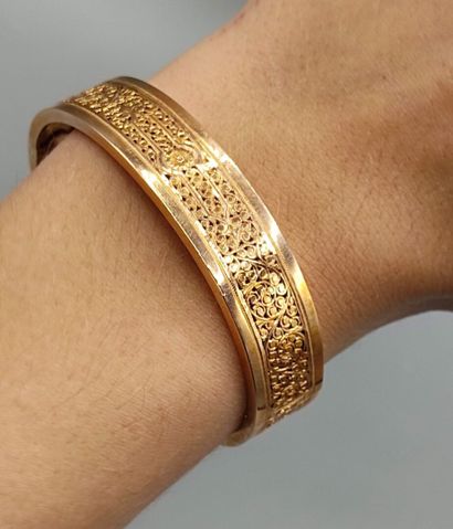 Bracelet rigide en or 750°° orné de motifs...