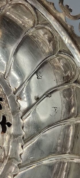 Réchaud en argent reposant sur trois pieds,...