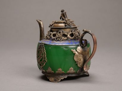 CHINE.

Petite théière en argent? et métal.

Le...