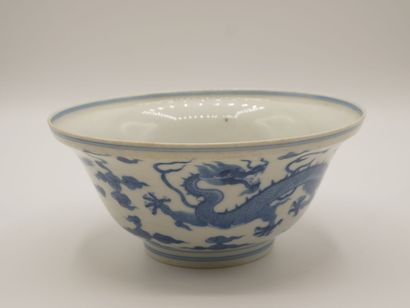 col évasé
CHINE.

Bol en porcelaine bleu-blanc,...