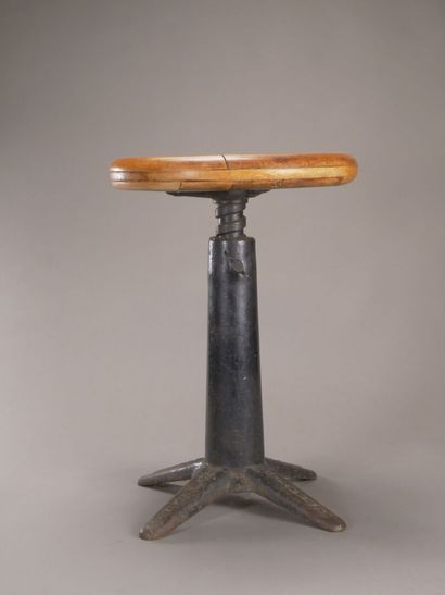 SINGER

Tabouret industriel.

Piétement en...