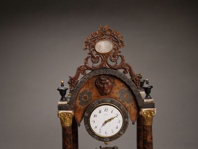 Curieuse pendulette en bois de placage et...