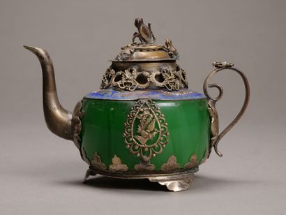 CHINE.

Petite théière en argent? et métal.

Le...