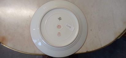 SEVRES, 1864.

Assiette en porcelaine polychrome...