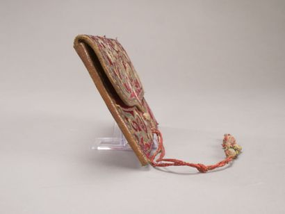 Petite pochette en velours rouge.

Décor...