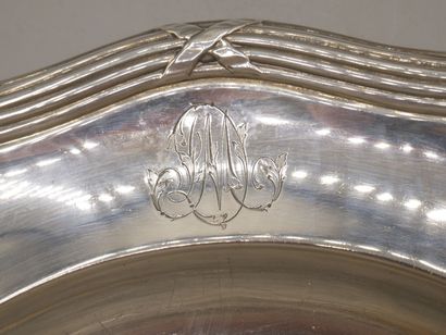 Plat rond en argent bordé de filets et rubans...