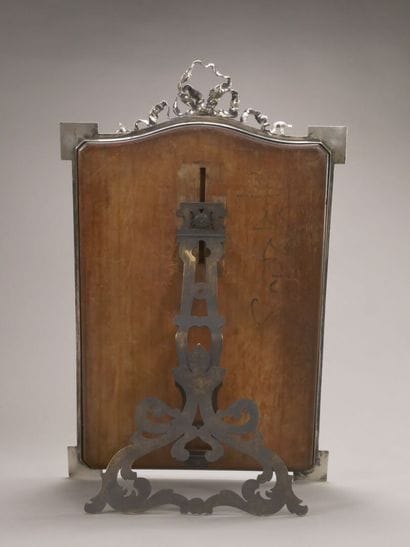 Miroir de table en bronze argenté.

La partie...