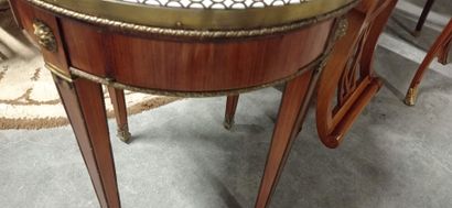 Table de salon en placage de bois de rose...