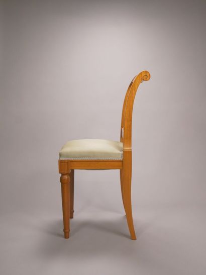 Paire de chaises en bois naturel.

Dossier...