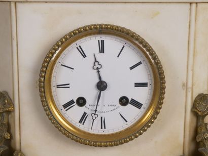 Pendule borne en marbre blanc et bronze.

la...