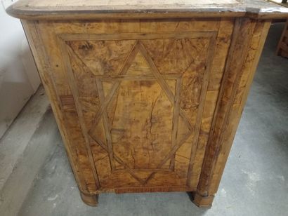 Commode à façade légèrement cintrée en bois...