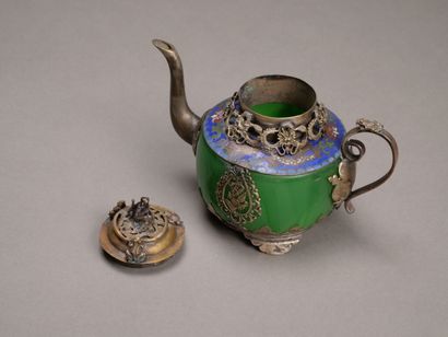 CHINE.

Petite théière en argent? et métal.

Le...