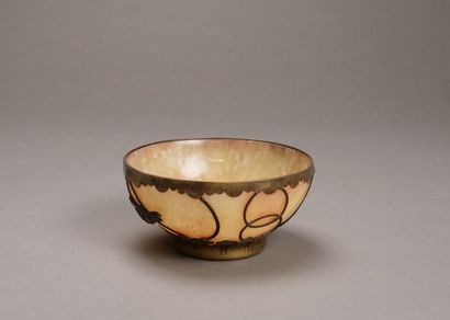 CHINE.

Petite coupe en pierre dure orangée.

Monture...