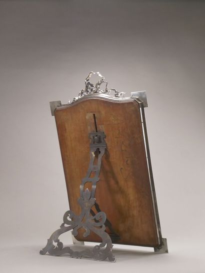Miroir de table en bronze argenté.

La partie...
