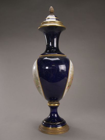 Sèvres, dans le style de.

Vase balustre...