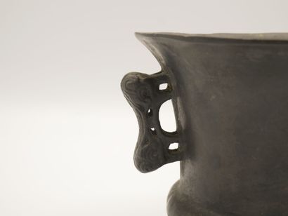 CHINE

Pot en bronze patiné, orné de deux...