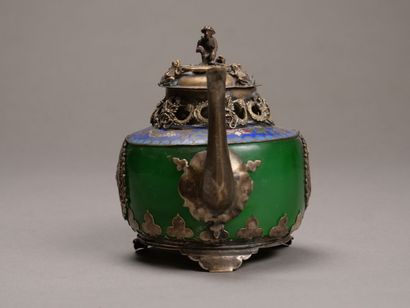 CHINE.

Petite théière en argent? et métal.

Le...