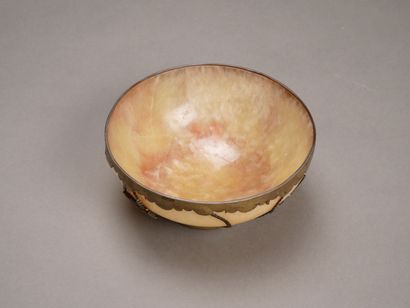 CHINE.

Petite coupe en pierre dure orangée.

Monture...